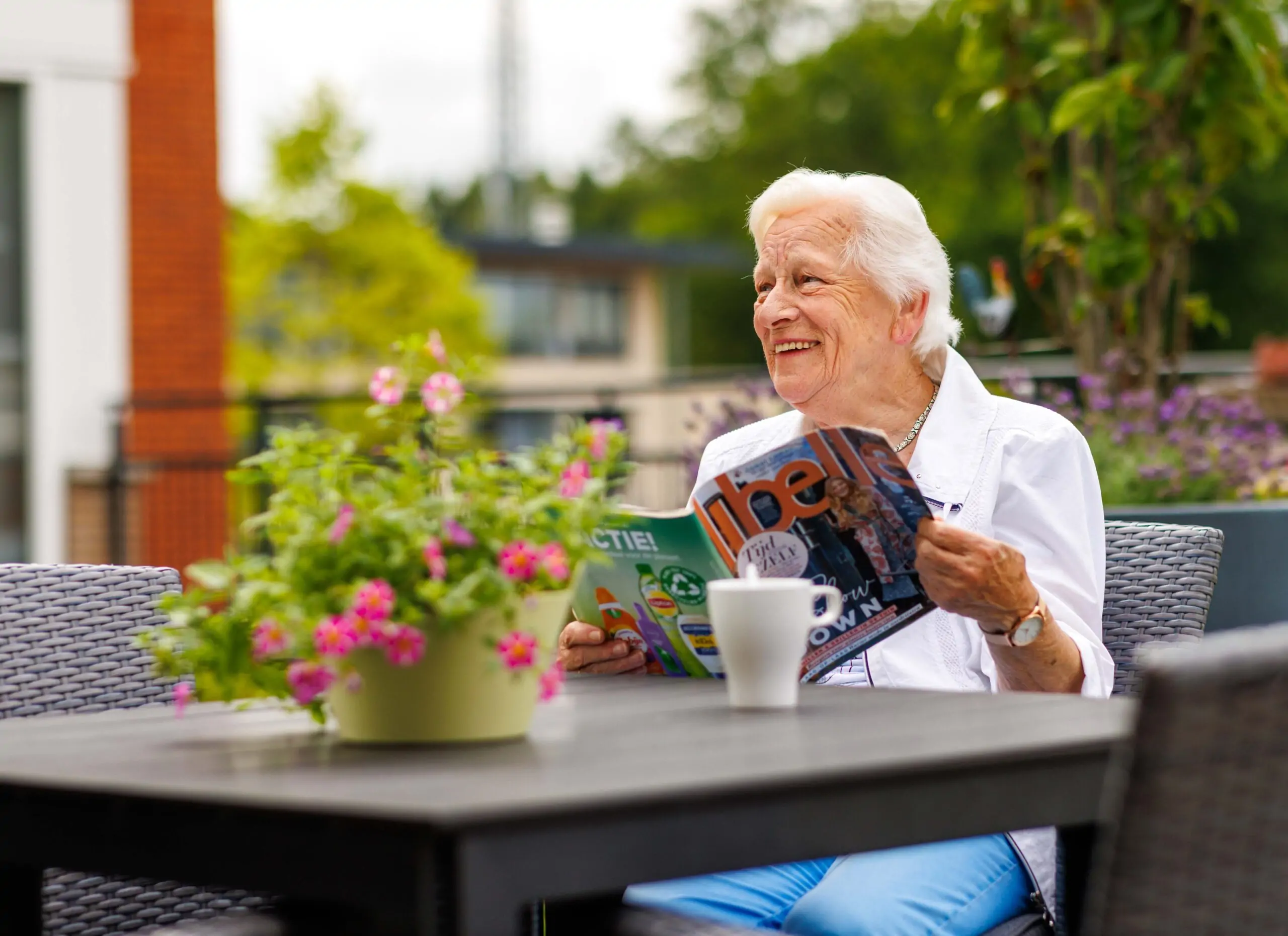 Cliënt leest tijdschrift