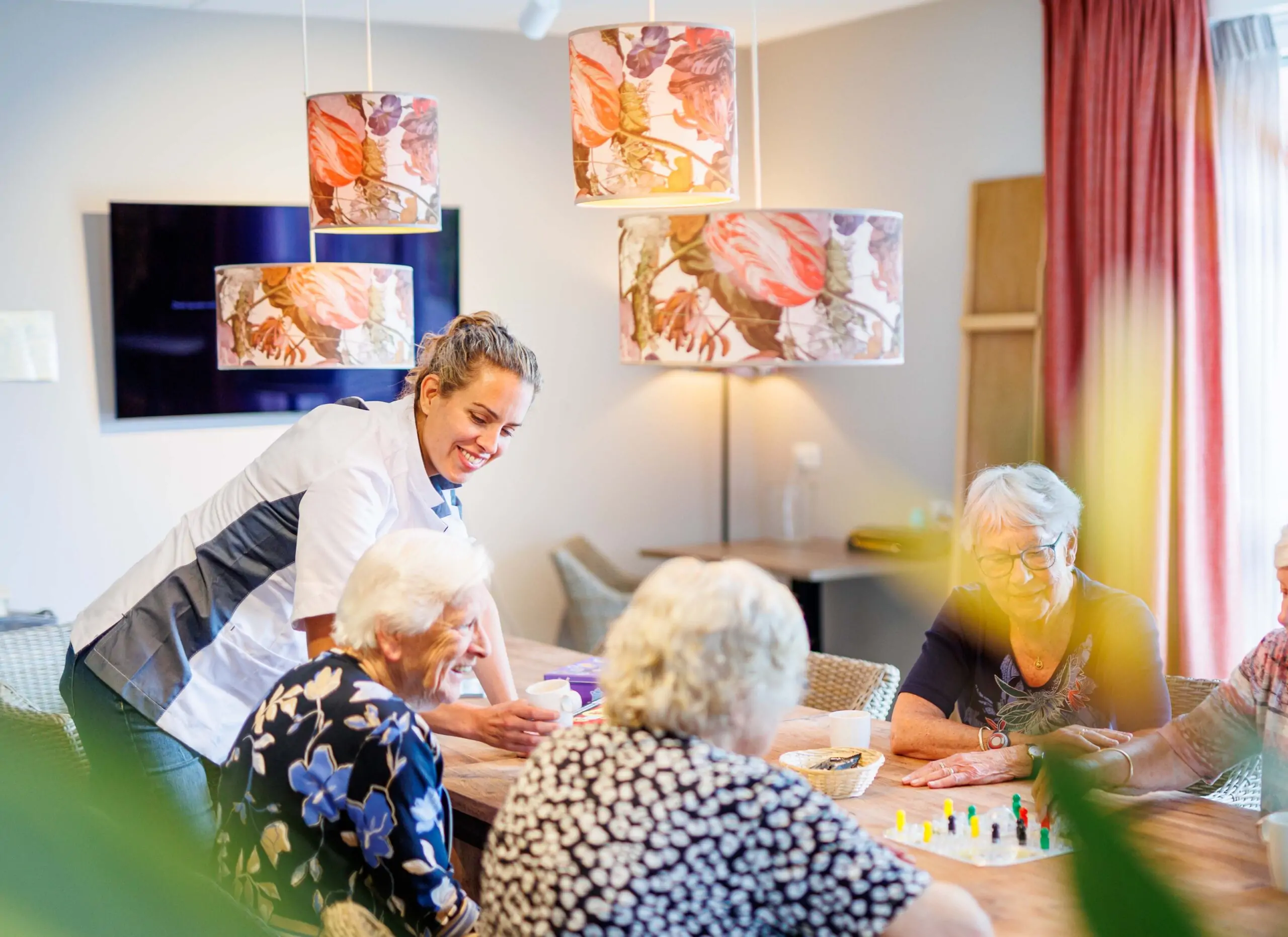 Cliënten Thuisgenoten spelen spelletjes